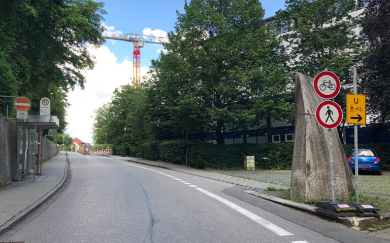 Vorfahrt für Fußgänger und Fahrräder am Krankenhausberg